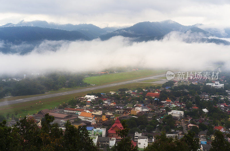 泰国Mae Hong Son机场的清晨鸟瞰图。